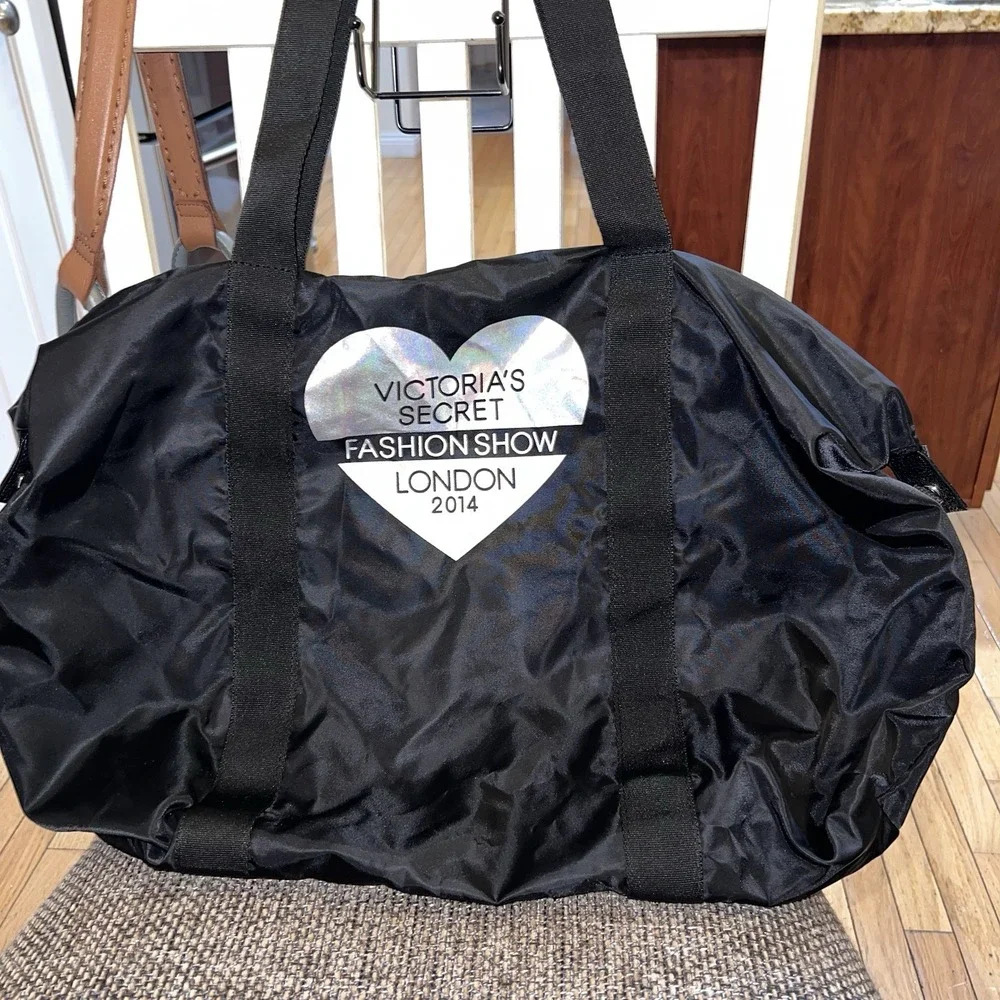 Victorias Secret London Fashion Show 2014 Black Tote Duffle Bag Hologram w/Pouch